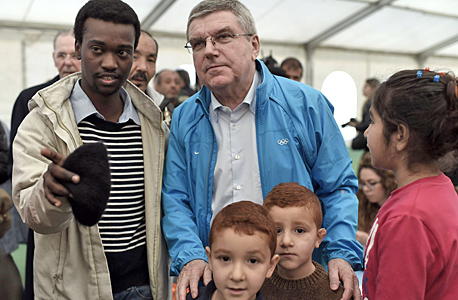 תומאס באך, יו"ר הוועד האולימפי, עם פלטים. מחפש 5 עד 10 פליטים ברמה ספורטיבית גבוהה, צילום: איי אף פי