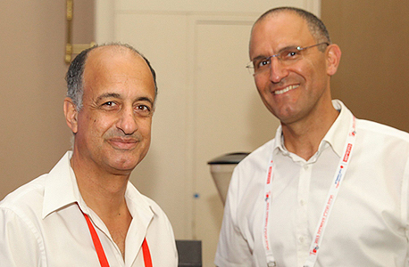 מימין: מנכ"ל אפריקה ישראל מגורים אורן הוד ומנכ"ל שיכון ובינוי נדל"ן תמיר דגן מימין: מנכ"ל אפריקה ישראל מגורים אורן הוד ומנכ"ל שיכון ובינוי נדל"ן תמיר דגן