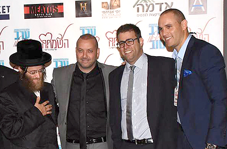 הוא צנוע, אנחנו צנועים. מימין: ליאור חיוט, אורן חזן, ניר רגב והרב נפתלי בלוך הוא צנוע, אנחנו צנועים. מימין: ליאור חיוט, אורן חזן, ניר רגב והרב נפתלי בלוך