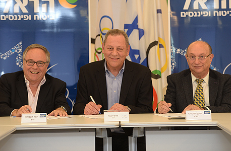 מימין: גדעון המבורגר יגאל כרמי (יו"ר הוועד האולימפי) ויאיר המבורגר מימין: גדעון המבורגר יגאל כרמי (יו"ר הוועד האולימפי) ויאיר המבורגר