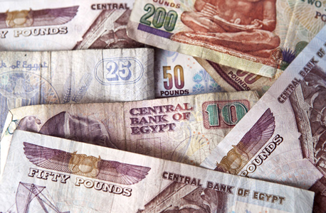 מצרים הלירה צנחה ב 13 בעקבות מהלך מפתיע של הבנק המרכזי