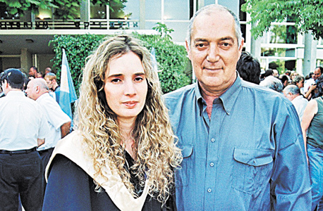 פישר עם אביה דן בטקס קבלת הדוקטורט שלה במכון ויצמן, 2003. מותו כיוון את הקריירה שלה פישר עם אביה דן בטקס קבלת הדוקטורט שלה במכון ויצמן, 2003. מותו כיוון את הקריירה שלה