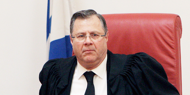 שופט העליון זילברטל יפרוש בעוד שנה