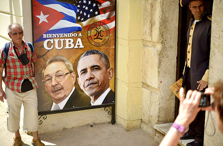 כרזה ועליה נשיאי ארה"ב וקובה בהוואנה