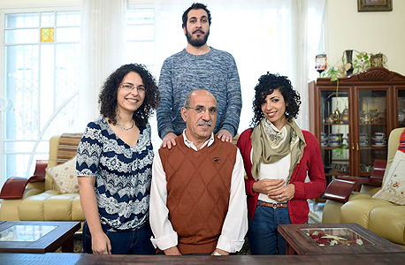 האב עודה אבו פריחה (במכרז) עם ילדיו רנא (מימין), יסמין ואמיר: "עיקר הבעיה היא שבמקום להרגיש גם פה וגם פה, אתה לפעמים מרגיש לא פה ולא פה, קצת כמו טרזן" האב עודה אבו פריחה (במכרז) עם ילדיו רנא (מימין), יסמין ואמיר: "עיקר הבעיה היא שבמקום להרגיש גם פה וגם פה, אתה לפעמים מרגיש לא פה ולא פה, קצת כמו טרזן"