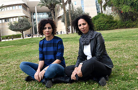 מימין: האחיות סראב וראויה אבו רביע באוניברסיטת בן גוריון. הראשונה תושבת באר שבע, האחרונה תושבת מיתר. ראויה: "המאבק בכל החזיתות גורם לי להגיע הביתה תשושה" מימין: האחיות סראב וראויה אבו רביע באוניברסיטת בן גוריון. הראשונה תושבת באר שבע, האחרונה תושבת מיתר. ראויה: "המאבק בכל החזיתות גורם לי להגיע הביתה תשושה"