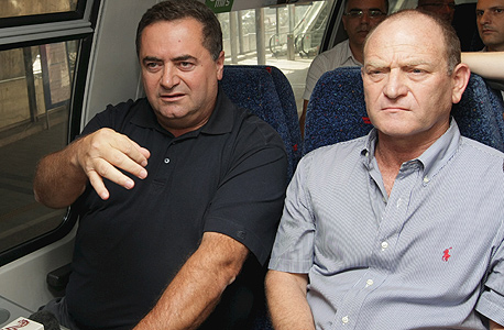 מימין: מנכ"ל הרכבת בעז צפריר ושר התחבורה ישראל כץ מימין: מנכ"ל הרכבת בעז צפריר ושר התחבורה ישראל כץ