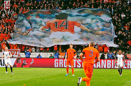 נבחרת הולנד עם השלט של קרויף באמסטרדם ארנה. "837 אלף האזרחים באמסטרדם יסכימו שלאצטדיון יקראו על שם קרויף", אמר גורם בעיריית אמסטרדם.