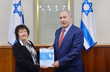 ראש הממשלה בנימין נתניהו ונגידת בנק ישראל קרנית פלוג עם אחד מדו"חות בנק ישראל ראש הממשלה בנימין נתניהו ונגידת בנק ישראל קרנית פלוג עם אחד מדו"חות בנק ישראל