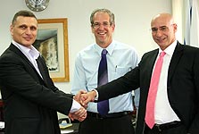 מימין: החשכ"ל שוקי אורן, מנכ"ל האוצר ירום אריאב ומנכ"ל מיקרוסופט ישראל דני ימין מימין: החשכ"ל שוקי אורן, מנכ"ל האוצר ירום אריאב ומנכ"ל מיקרוסופט ישראל דני ימין