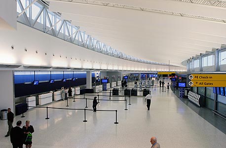 שדה התעופה ג'יי אף קנדי בניו יורק, השיטה: קונים כרטיס עם טיסת המשך ופשוט לא עולים עליה