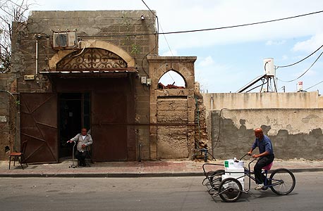 חנות הירקות ברחוב קדם (תחת הקשת מימין). עומדת סגורה עד היום חנות הירקות ברחוב קדם (תחת הקשת מימין). עומדת סגורה עד היום