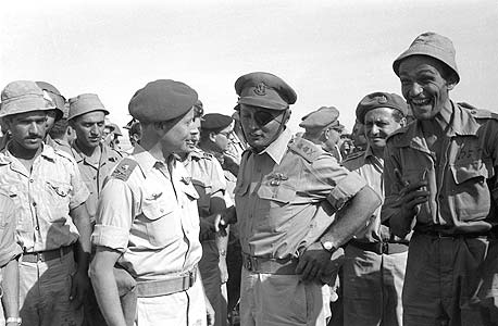 מפקד חיל האוויר טולקובסקי ומשה דיין בסיני, 1956 מפקד חיל האוויר טולקובסקי ומשה דיין בסיני, 1956