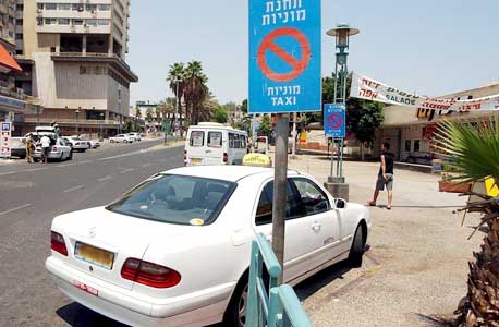 תחנת המוניות ממנה נסעה דנה בנט בסיום עבודתה, סמוך למסעדת ארזי הלבנון בטבריה תחנת המוניות ממנה נסעה דנה בנט בסיום עבודתה, סמוך למסעדת ארזי הלבנון בטבריה