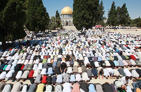 מתפללים לפני מסגד אלאקצא, צילום: עטא עוויסאת