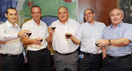 החתימה על מכירת אקסלנס. מימין: אסי ברטפלד, אייל לפידות, יצחק תשובה, רוני בירם וגיל דויטש החתימה על מכירת אקסלנס. מימין: אסי ברטפלד, אייל לפידות, יצחק תשובה, רוני בירם וגיל דויטש