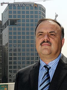 נגה רחמני. מכחיש נגה רחמני. מכחיש