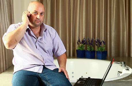פרשת "מדבקת המיליונים": מי עומד מאחורי הדומיין המסתורי?