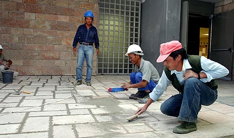 תאגידי כוח אדם חשודים בעשיקת פועלי בניין סינים