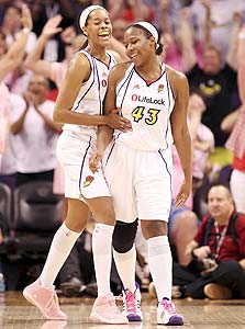 שחקניות פיניקס מרקורי מה-WNBA. בליגת הנשים בכדורסל כבר אישרו לפרסם על החולצה