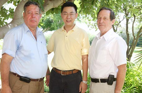 מימין: גרשון שטיכמן, וון טונג ואבי קרבס. "מכירים את האנשים הנכונים בסין" מימין: גרשון שטיכמן, וון טונג ואבי קרבס. "מכירים את האנשים הנכונים בסין"