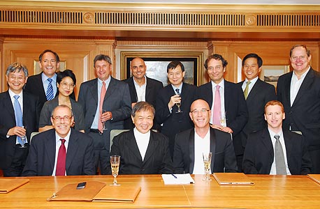 חתימת ההסכם בין האצ'יסון לסקיילקס, אוגוסט 2009