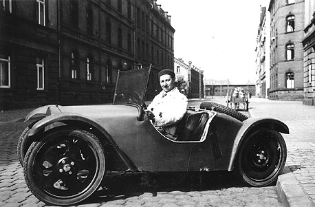 יוזף גאנץ ב-1931 באב טיפוס של המכונית שעיצב