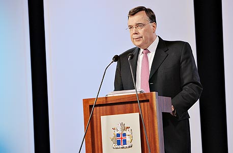 ראש הממשלה לשעבר, גייר הארדה במסיבת עיתונאים ב-8 באוקטובר 2008, יומיים אחרי הקריסה. במקום להודות בטעות, טען ש"ניסיתי למנוע פאניקה" ראש הממשלה לשעבר, גייר הארדה במסיבת עיתונאים ב-8 באוקטובר 2008, יומיים אחרי הקריסה. במקום להודות בטעות, טען ש"ניסיתי למנוע פאניקה"