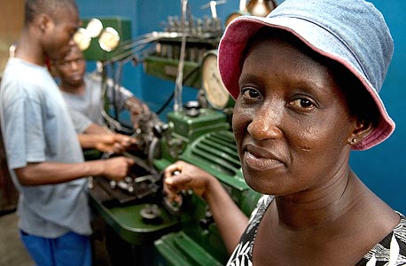 לקוחת מיקרופייננס פתחה סדנת תיקונים בגאנה בזכות הלוואה שקיבלה, צילום: MCT