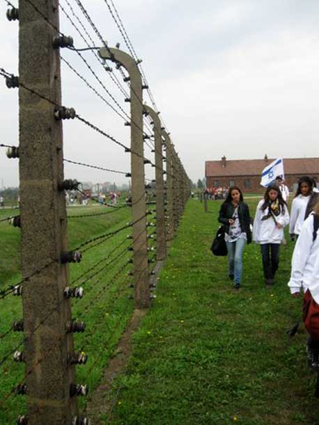 סיור של משלחת נוער במחנה ההשמדה אושוויץ בירקנאו בפולין