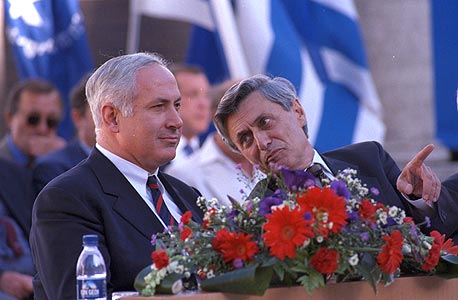 בנימין נתניהו בנאום נגד האוניברסיטאות, 1997 (עם רקטור האוניברסיטה העברית אז, פרופ' חנוך גוטפרוינד) בנימין נתניהו בנאום נגד האוניברסיטאות, 1997 (עם רקטור האוניברסיטה העברית אז, פרופ' חנוך גוטפרוינד)