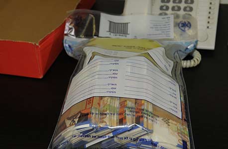 כסף שנתפס על ידי המשטרה בפשיטה על מוסד להימורים לא חוקיים. הפיכת עניין מוסרי לעניין חוקי הופכת אותו לכר גידול לפעילות קרימינלית כסף שנתפס על ידי המשטרה בפשיטה על מוסד להימורים לא חוקיים. הפיכת עניין מוסרי לעניין חוקי הופכת אותו לכר גידול לפעילות קרימינלית