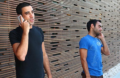 אנשים מדברים יותר בטלפון אנשים מדברים יותר בטלפון