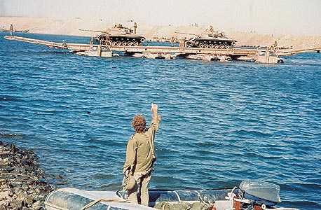 טנקים חוצים את תעלת סואץ טנקים חוצים את תעלת סואץ