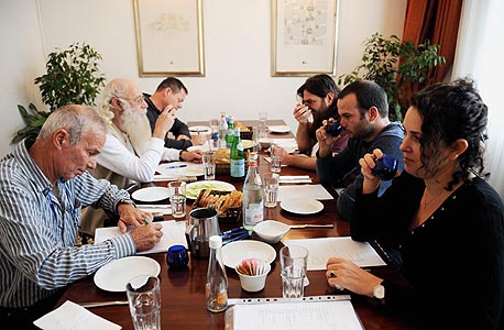 הטועמים (משמאל, עם כיוון השעון): ראובן בירגר, שי זלצר, דניאל זך, מעוז אלונים, איתם בירגר וסיגל דהאן הטועמים (משמאל, עם כיוון השעון): ראובן בירגר, שי זלצר, דניאל זך, מעוז אלונים, איתם בירגר וסיגל דהאן
