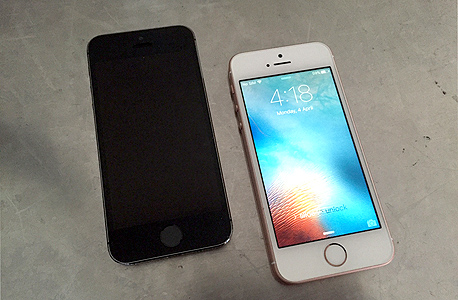 מימין: האייפון SE לצד האייפון 5S