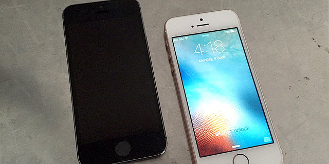 מימין: האייפון SE לצד האייפון 5S, צילום: נמרוד צוק