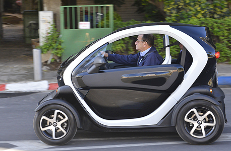 חולדאי ברכב הדומה לרכבים המתוכננים במיזם אוטותל חולדאי ברכב הדומה לרכבים המתוכננים במיזם אוטותל