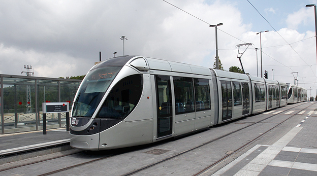 משרד האוצר שוקל לקנות בחזרה את הרכבת הקלה בי־ם