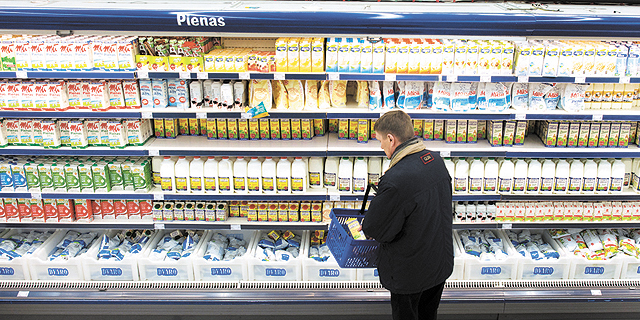 מוצרי חלב בסופרמרקט בליטא. מזון לדוגמה כבר בדרכו לארץ, צילום: בלומברג