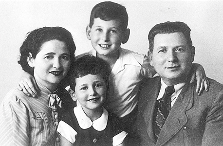 1939 - יאיר רוטלוי, בן 5, ואחיו דוד, בן 8, עם הוריהם זליג ושושנה, תל אביב