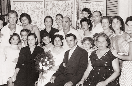 בחתונה של רוזה בללי "היתומה". לצדה (בשחור) נינה שגידלה אותה, מאחוריה (בשחור) סבתא שלי, גם היא רוזה בללי. איש מאלה שהכירו את מסלול ההישרדות שלה לא נראה שמח בחתונה של רוזה בללי "היתומה". לצדה (בשחור) נינה שגידלה אותה, מאחוריה (בשחור) סבתא שלי, גם היא רוזה בללי. איש מאלה שהכירו את מסלול ההישרדות שלה לא נראה שמח