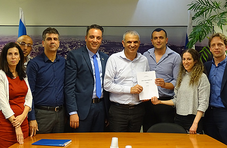 מימין ח"כ רועי פולקמן סגנית הממונה על התקציבים שירה גרינברג מנכ"ל האוצר שי באב"ד שר האוצר משה כחלון נשיא להב רועי כהן ח"כ אלי כהן נשיא לשכת יועצי המס ירון גינדי הממונה על שוק ההון דורית סלינגר מימין ח"כ רועי פולקמן סגנית הממונה על התקציבים שירה גרינברג מנכ"ל האוצר שי באב"ד שר האוצר משה כחלון נשיא להב רועי כהן ח"כ אלי כהן נשיא לשכת יועצי המס ירון גינדי הממונה על שוק ההון דורית סלינגר