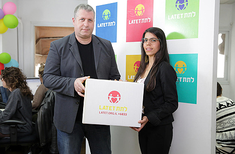 הסטודנטית אביבית לחמי וערן וינרוב, מנכ"ל לתת. 45% מהתרומות מגיעות מהציבור הסטודנטית אביבית לחמי וערן וינרוב, מנכ"ל לתת. 45% מהתרומות מגיעות מהציבור