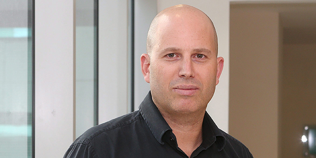 האם מנהלת בפעמונים ומנכ"ל חברת קוסמטיקה יכולים לשמש שומרי סף?