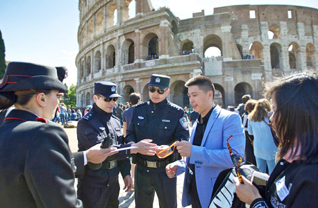 שוטרים בודקים תייר סיני ברומא
