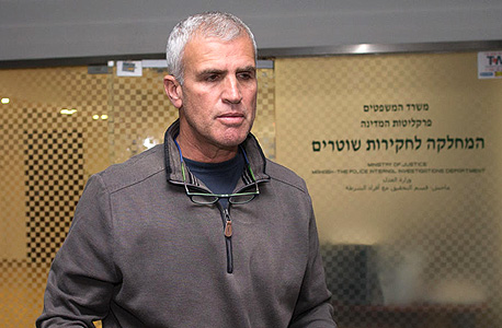 חגי דותן. "הוא לא נגע בישבנה אלא הוציא מכיסה האחורי את הנייד. חגי לא אוהב שיש טלפונים בכיסים. הוא מהגברים הנאים במשטרה, הוא לא צריך להטריד מינית" חגי דותן. "הוא לא נגע בישבנה אלא הוציא מכיסה האחורי את הנייד. חגי לא אוהב שיש טלפונים בכיסים. הוא מהגברים הנאים במשטרה, הוא לא צריך להטריד מינית"