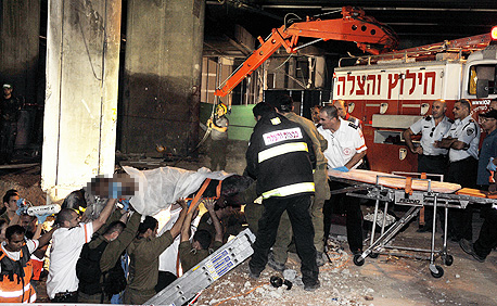 חילוץ פועל בניין שנפל לבור ברחובות חילוץ פועל בניין שנפל לבור ברחובות