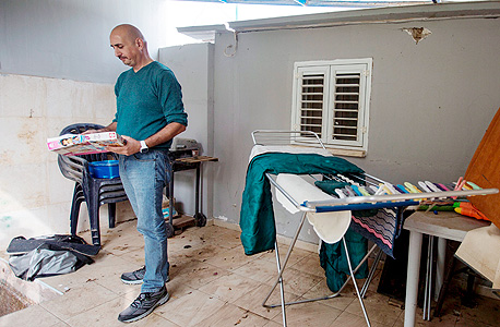 אמנון כהן. "במרתף הקודם חייתי בבונקר, בלי אור ואוויר. במרתף הנוכחי יש לפחות חדר לילדה" אמנון כהן. "במרתף הקודם חייתי בבונקר, בלי אור ואוויר. במרתף הנוכחי יש לפחות חדר לילדה"