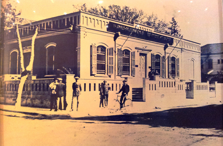 בנק אנגלו פלשתינה, סניף תל אביב, בתמונה משנות ה-20 של המאה ה-20 בנק אנגלו פלשתינה, סניף תל אביב, בתמונה משנות ה-20 של המאה ה-20
